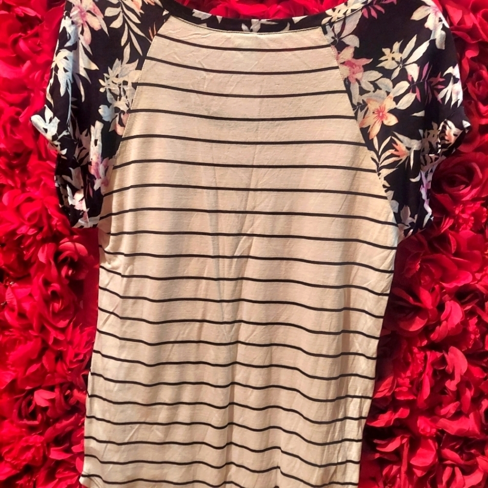 Zumiez Womens NWT Bartlett White Stripe with Floral Sleeve Size Small